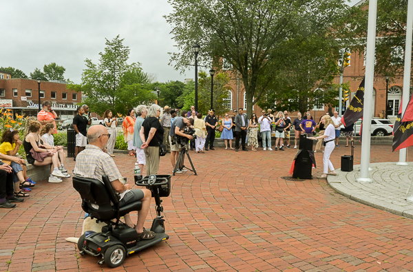 Alice Merkl addresses the spectators.